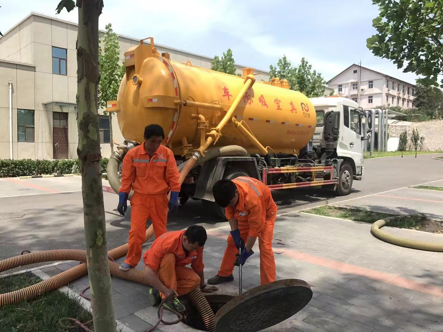 陈场镇管道疏通车停在窨井附近