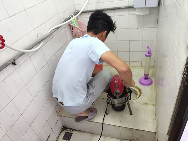 陈场镇管道堵塞冒臭气 专业师傅现场解决问题