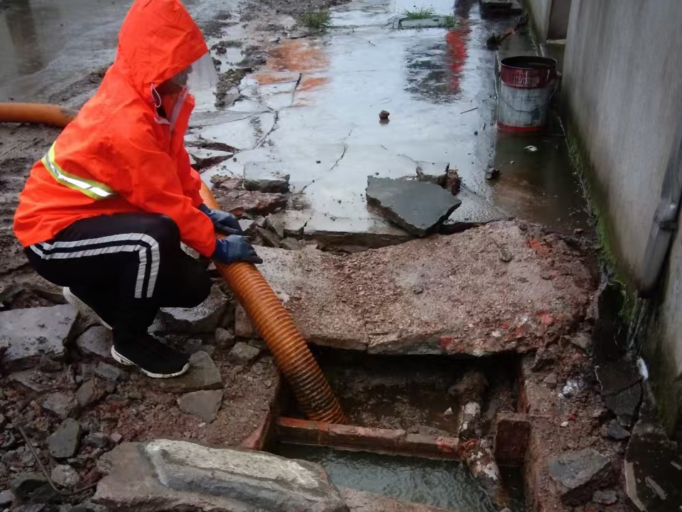 陈场镇专业清理污水池 炜誉市政以规范流程守护城市 “肠道”